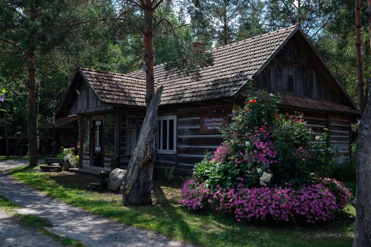 Drewniana chata w Osadzie Kochany wśród drzew i kwiatów, Żywe Muzeum Wsi